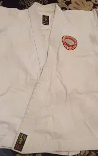 دو دست لباس و کمربند کاراته