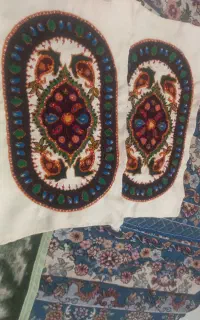 پته رومیزی و ساعت و کوسن