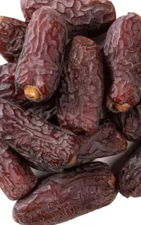 کار در منزل(هسته گیری خرما)