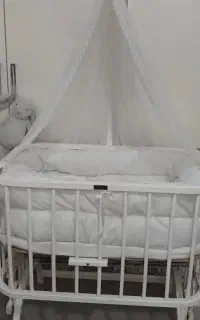 تخت و گهواره کنار مادر