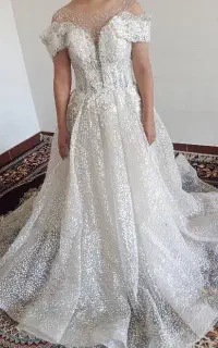 تعدادی محدود لباس عروس به فروش میرسه