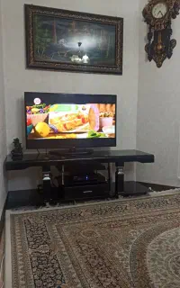 زیر تلوزیون و ویترین شیشه ای