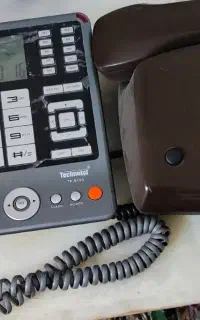 دوتا تلفن رومیزی وچرخشی