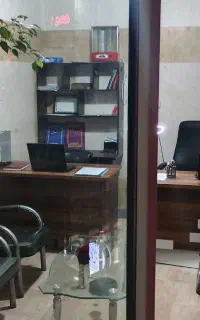 ۲ عدد میز مدیریتی ۲ عدد صندلی گردان و کتابخانه