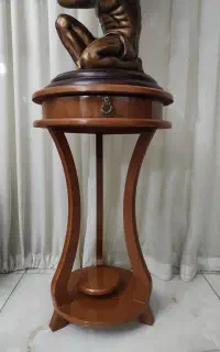 اباژور و مجسمه