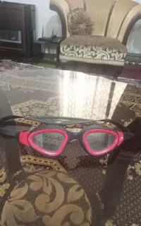 چند عدد عینک شنا