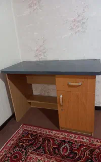 میز تحریر جادار و کاربردی، سالم