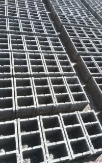 کارگر ساده در کارگاه بلوک زنی