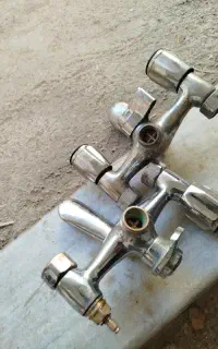 دو عدد شیر دوش حمام