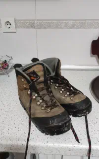 کفش کوهنوردی حرفه ای سایز ۴۲