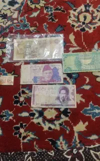 تعدادی اسکناس