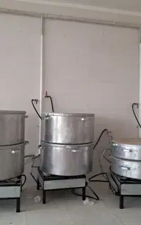 ۸‌ قابلمه‌ روحی‌ چدن. میخ‌ پرج‌ شده‌ همراه باشعله