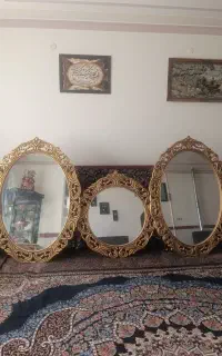 آینه با قاب چوبی