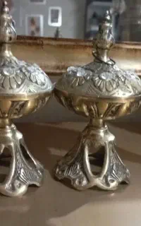 سه عدد قندان برنزه و دو عدد قابلمه مسی