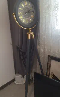 ساعت کنارسالنی شیک با رنگ زیبا