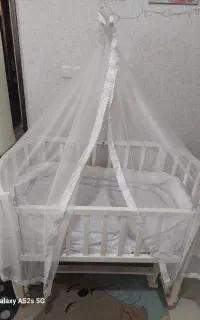 تخت گهواره کنار مادر