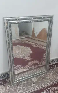 یک ایینه قدی با قاب درحد