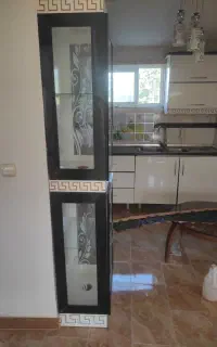 دو عدد ویترین کنار اشپزخانه