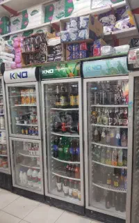 فروشنده سوپر مارکت مسیر تکیه و چمن
