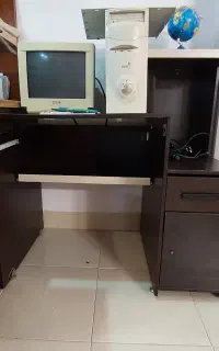 میز تحریر و کامپیوتر