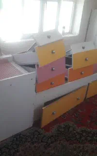 تخت یک نفره بادوتا کشو و دوتا پاتختی سه کشو و کمد