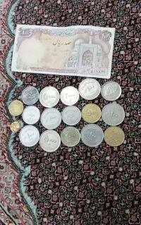تعدادی سکه ویک عدداسکناس
