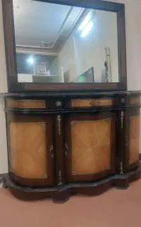آینه و کنسول و بوفه تمیز تخت یک نفره