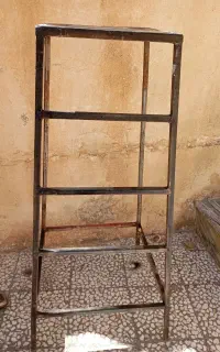 چهارپایه فلزی سالم و محکم