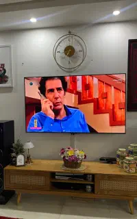 تلویزیون TCL و میز تلویزیون