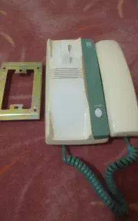 گوشی آیفون به همراه نگهدارنده سالم