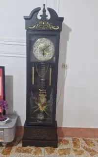دو عدد ساعت ایستاده و دیواری