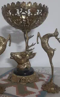 میوه خوری با غزال برنجی