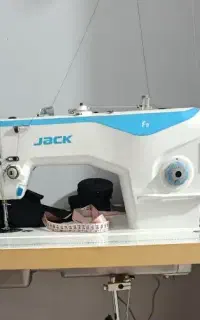همکار یا شاگرد کارگاه خیاطی