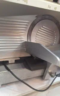 سبزی خوردکن و کالباس بر