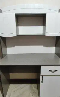میز تحریر و کاپیوتر