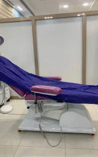 پکیج‌کامل مطب زیبایی،تخت‌برقی،کانتر،آبسردکن،مبلمان