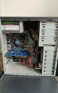 کیس کامپیوتر گیمینگ با مانیتور، موس و کیبورد