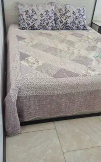 تخت خواب دو نفره با دو پاتختی بسیار تمیز