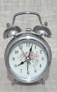 ساعت رومیزی زنگ‌دار فلزی