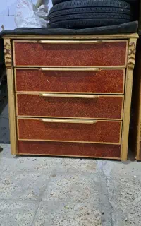 یک عدد میز چوبی با چهار کشو در حد نو