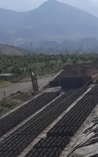 تعدادی نیروی کار در کارگاه بلوک زنی