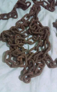 زنجیر حدوداً ۵ متر و نیم جنس اصلی و محکم