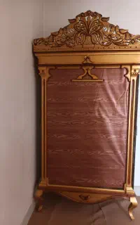 ویترین چوبی طلایی