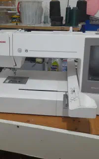 چرخ گلدوزی ژانومه 550E تمیز، سالم فقط ۱۴۷۰ ساعت