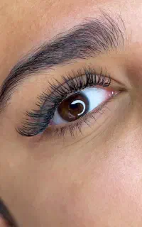 خدمات تخصصی اکستنشن و کاشت مژه