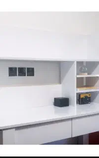میز تحریر و کتابخانه