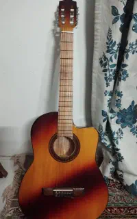 یک عدد گیتار سالم و نو
