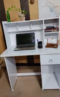 میز تحریر و کامپیوتر نو