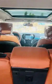 مسافری . گردشگری . با ماشین خارجی