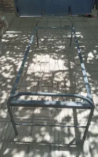 تخت فلزی